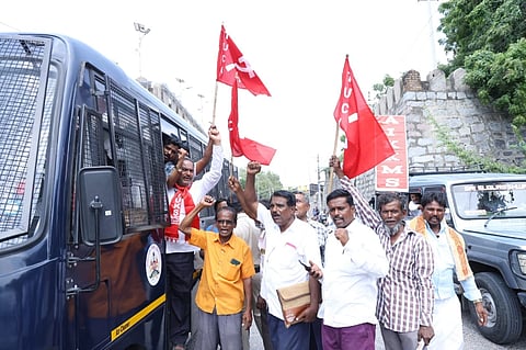 ಕೇಂದ್ರದ ಬಿಜೆಪಿ ಸರ್ಕಾರ ನೀತಿಗಳನ್ನು ವಿರೋಧಿಸಿ ಸಂಯುಕ್ತ ಕರ್ನಾಟಕ ಹೋರಾಟ ಸಮಿತಿ ನೀಡಿದ್ದ ಕರೆಗೆ ಮೇರೆಗೆ ವಿವಿಧ ಸಂಘಟನೆಗಳು ಪ್ರತಿಭಟನೆ ನಡೆಸಿ ಜೈಲ್ ಭರೋ ಪ್ರತಿಭಟನೆ ನಿಮಿತ್ತ ರಾಯಚೂರಿನಲ್ಲಿ ಪೊಲೀಸರು ಕಾರ್ಯಕರ್ತರನ್ನು ಸೋಮವಾರ ಬಂಧಿಸಿದರು.