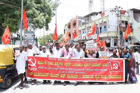 ಕೇಂದ್ರ ಕಾರ್ಮಿಕ ಸಂಘಟ ನೆಗಳು ಹಾಗೂ ಸಂಯುಕ್ತ ಕಿಸಾನ್ ಮೋರ್ಚಾ ಕರೆಯನ್ನು ಬೆಂಬಲಿಸಿ ಅಖಿಲ ಭಾರತ ಕಾರ್ಮಿಕ ರೈತ ಹೋರಾಟ ಸಂಘಟನೆಗಳ ಕಾರ್ಯಕರ್ತರು ಸೋಮವಾರ ರಾಯಚೂರಿನ ಡಾ.ಬಿ.ಆರ್.ಅಂಬೇಡ್ಕರ್ ವೃತ್ತದಲ್ಲಿ ಪ್ರತಿಭಟನೆ ಮಾಡಿದರು. ಟಿಯುಸಿಐ ಜಿಲ್ಲಾಧ್ಯಕ್ಷ ಅಡವಿರಾಜ್, ಕರ್ನಾಟಕ ರೈತ ಸಂಘದ ಜಿಲ್ಲಾಧ್ಯಕ್ಷ ಮಲ್ಲಯ್ಯ ಕಟ್ಟಿಮನಿ, ಮಾದಿಗ ಮೀಸಲಾತಿ ಹೋರಾಟ ಸಮಿತಿಯ ಹನುಮಂತಪ್ಪ ಮನ್ನಾಪುರಿ, ಪ್ರಮುಖರಾದ ನಿರಂಜನ ಕುಮಾರ,ಎಂ..ಗಾಂಗಧರ,ದೇವಮ್ಮ, ಬಸವರಾಜ,ತಿಪ್ಪರಾಜು, ಆದೇಶ, ಸಿದ್ದಪ್ಪಗೌಡ, ದೇವೆಂದ್ರಪ್ಪ, ನಾಗಮ್ಮ, ಮರಿ ಈಶಪ್ಪ ಇದ್ದರು.