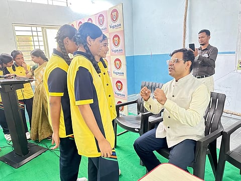 ರಾಯಚೂರಿನ ಸುವಿಧಾ ಆಸ್ಪತ್ರೆಯಲ್ಲಿ ಡಾ.ಅನಿರುದ್ಧ ಕುಲಕರ್ಣಿ ಅವರು ಶಾಲಾ ವಿದ್ಯಾರ್ಥಿಗಳಿಗೆ ಸಂವಾದ ನಡೆಸಿದರು.