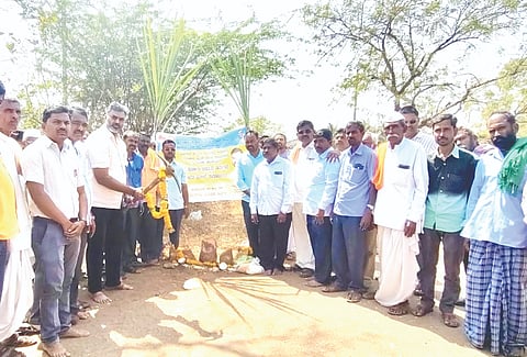 ಗುಡುಮಕೇರಿ ಗ್ರಾಮದಲ್ಲಿ 70 ಲ ರೂ.ವೆಚ್ಚದ ರಸ್ತೆ ಸುಧಾರಣೆ ಅಭಿವೃದ್ಧಿ ಕಾಮಗಾರಿಗೆ ಶಾಸಕ ವಿಶ್ವಾಸ ವೈದ್ಯ ಭೂಮಿಪೂಜೆ ನೆರವೇರಿಸಿದರು. ಎಚ್​.ಎ.ಕದ್ರಾಪೂರಕರ, ಬಸವರಾಜ ಅಯ್ಯನಗೌಡ್ರ ಇತರರಿದ್ದರು.
