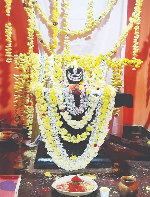 ಸಿದ್ದಾಪುರ ತಾಲೂಕಿನ ಪೂಜಾರಿಕೊಪ್ಪ, ಅರಶಿನಗೋಡ ಹಾಗೂ ಕೋಣೆಗದ್ದೆಯ ಶ್ರೀ ಶಂಭುಲಿಂಗೇಶ್ವರ ದೇವಸ್ಥಾನದ ವಾರ್ಷಿಕ ಸಮಾರಾಧನೆಯಲ್ಲಿ ದೇವರನ್ನು ಶೃಂಗರಿಸಿರುವುದು. 