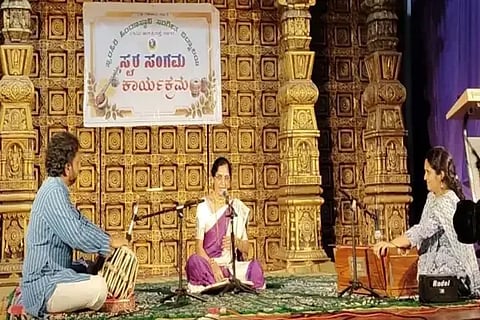 ಸಾಗರದಲ್ಲಿ ಆಯೋಜಿಸಿದ್ದ ಸ್ವರ ಸಂಗಮ ಕಾರ್ಯಕ್ರಮದಲ್ಲಿ ಕಲಾವಿದರು ಸಂಗೀತ ಕಾರ್ಯಕ್ರಮ ನಡೆಸಿಕೊಟ್ಟರು.