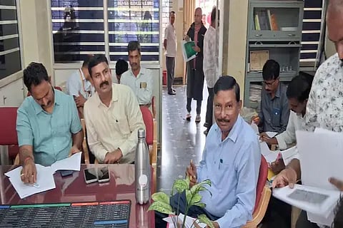 ಸಾಗರ ನಗರಸಭೆಗೆ ಭೇಟಿ ನೀಡಿದ್ದ ಲೋಕಾಯುಕ್ತ ಡಿವೈಎಸ್ಪಿ ಚಂದ್ರಶೇಖರ್ ಕಡತ ಪರಿಶೀಲನೆ ನಡೆಸಿದರು.