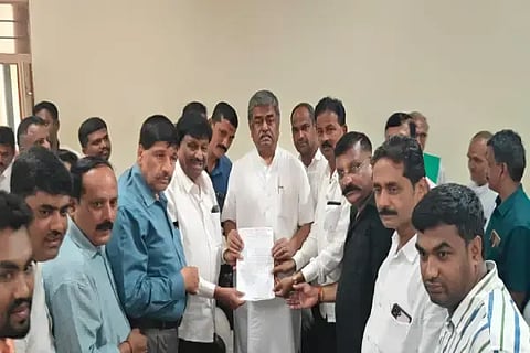 ಸಾಗರ ಪ್ರವಾಸಿ ಮಂದಿರದಲ್ಲಿ ವಿಧಾನ ಪರಿಷತ್ ವಿಪಕ್ಷ ನಾಯಕ ಬಿ.ಕೆ.ಹರಿಪ್ರಸಾದ್ ಅವರಿಗೆ ಪ್ರಾಂತ್ಯ ಆರ್ಯ ಈಡಿಗರ ಸಂಘದ ಪ್ರಮುಖರು ಅನುದಾನ ಕೋರಿ ಮನವಿ ಸಲ್ಲಿಸಿದರು. ತಾರಾಮೂರ್ತಿ, ಗಿರೀಶ್ ಕೋವಿ, ಮಹಾಬಲ ಕೌತಿ, ಕಿರಣ್, ತುಕಾರಾಂ ಇತರರಿದ್ದರು.