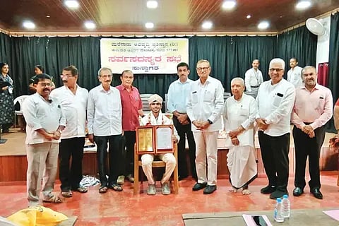 ಸಾಗರದ ಎಲ್‌ಬಿ ಕಾಲೇಜಿನಲ್ಲಿ ಆಯೋಜಿಸಿದ್ದ ಮಲೆನಾಡು ಅಭಿವೃದ್ಧಿ ಪ್ರತಿಷ್ಠಾನದ ಸರ್ವಸದಸ್ಯರ ಸಭೆಯಲ್ಲಿ ರ‌್ಯಾಂಕ್ ಗಳಿಸಿದ ವಿದ್ಯಾರ್ಥಿಗಳನ್ನು ಸನ್ಮಾನಿಸಲಾಯಿತು. ಬಿ.ಆರ್.ಜಯಂತ್, ಹರನಾಥ ರಾವ್, ಕವಲಗೋಡು ವೆಂಕಟೇಶ್, ಎಚ್.ಎಂ.ಶಿವಕುಮಾರ್ ಇತರರಿದ್ದರು.