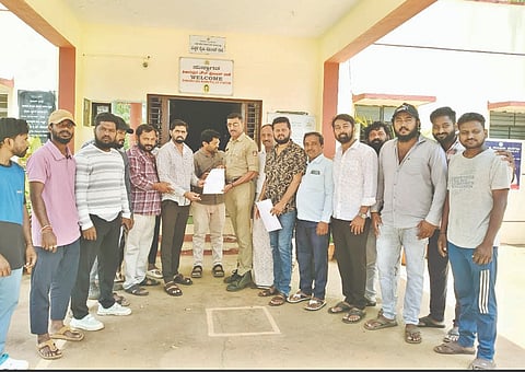 ಮಲ್ಲಿಕಾರ್ಜುನ ರ್ಖಗೆ ಹೇಳಿಕೆ ಖಂಡಿಸಿ ಶಿಕಾರಿಪುರ ನಗರ ಠಾಣೆಗೆ ಬಿಜೆಪಿಯಿಂದ ದೂರು ಸಲ್ಲಿಸಲಾಯಿತು. ಪ್ರವಿಣ್​ ಬೆಣ್ಣೆ, ವೀರನಗೌಡ, ನಿರಂಜನ್​, ಮಧು, ರಾಜು, ಬಸವರಾಜ್​, ಆಕಾಶ್​ ಇತರರಿದ್ದರು.