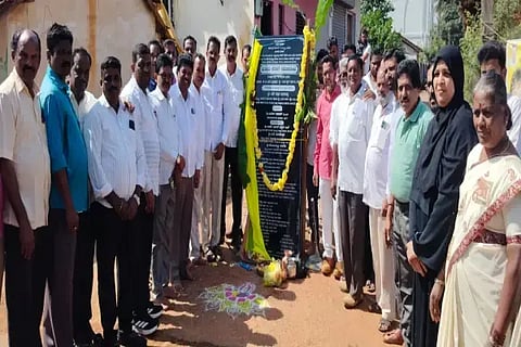 ಸೊರಬ ಪಟ್ಟಣದಲ್ಲಿ 1 ಕೋಟಿ ರೂ. ವೆಚ್ಚದ ರಸ್ತೆ ಡಾಂಬರೀಕರಣಕ್ಕೆ ಭೂಮಿ ಪೂಜೆ ನೆರವೇರಿಸಲಾಯಿತು. ಗಣಪತಿ ಹುಲ್ತಿಕೊಪ್ಪ, ಪ್ರಶಾಂತ್ ಮೇಸ್ತ್ರಿ, ಜಯಶೀಲಗೌಡ, ಅಣ್ಣಪ್ಪ, ಅತಿಕ್ ಇತರರಿದ್ದರು.