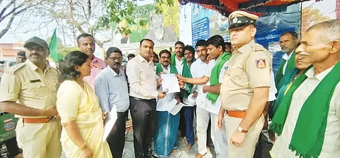 ಸೊರಬದಲ್ಲಿ ರೈತರ ಧರಣಿ ಸ್ಥಳಕ್ಕೆ ಸಾಗರ ಎಸಿ ವೀರೇಶ್‌ಕುಮಾರ್ ಭೇಟಿ ನೀಡಿ ರೈತರೊಂದಿಗೆ ಮಾತುಕತೆ ನಡೆಸಿ ಮನವಿ ಸ್ವೀಕರಿಸಿದರು. ಮಂಜುನಾಥ, ಮಹೇಶ್, ಸುಭಾಷ್‌ಚಂದ್ರ, ಇತರರಿದ್ದರು.
