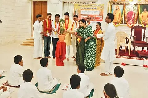 ಸೊರಬದ ಕಮರೂರು ಶ್ರೀ ಸತ್ಯಸಾಯಿ ಸರ್ವನಿಕೇತನ ಗುರುಕುಲದಲ್ಲಿ ಆಯೋಜಿಸಿದ್ದ ವಿಶ್ವ ಪರಿಸರ ದಿನವನ್ನು ಪ್ರಧಾನ ಪಾಲಕ ಶಿವಪ್ರಸಾದ್ ಉದ್ಘಾಟಿಸಿದರು. ಆರ್.ಎಲ್.ಸಂತೋಷ್, ನಂದಾ ಪ್ರೇಮಕುಮಾರ್, ನಿರಂಜನ್‌ಕುಮಾರ್ ಇತರರಿದ್ದರು.