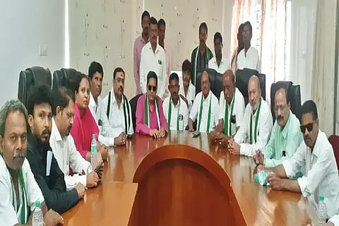 ಸೊರಬದಲ್ಲಿ ಆಯೋಜಿಸಿದ್ದ ಜೆಡಿಎಸ್ ಮುಖಂಡರ ಸಭೆಯಲ್ಲಿ ರಾಜ್ಯ ಉಪಾಧ್ಯಕ್ಷ ಕೆ.ಬಿ.ಪ್ರಸನ್ನಕುಮಾರ್ ಮಾತನಾಡಿದರು. ಕಡಿದಾಳ್ ಗೋಪಾಲ್, ರಾಮಕೃಷ್ಣ, ಮನುಕುಮಾರ್, ಗಣಪತಿ, ಗೀತಾ ಸತೀಶ್, ಚಂದ್ರೇಗೌಡ ಇತರರಿದ್ದರು.