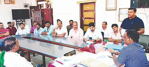 ಸೋಮವಾರಪೇಟೆ ತಾಲೂಕು ಕಚೇರಿಯಲ್ಲಿ ತಹಸೀಲ್ದಾರ್ ಕೃಷ್ಣಪ್ಪ ಅವರೊಂದಿಗೆ ಸೋಮವಾರಪೇಟೆ ತಾಲೂಕು ಅಭಿವೃದ್ಧಿ ಹೋರಾಟ ಸಮಿತಿ ಅಧ್ಯಕ್ಷ ಅರುಣ್ ಕೊತ್ನಳ್ಳಿ ಅವರು ರೈತರ ಆಸ್ತಿ ದಾಖಲಾತಿ ಸಮಸ್ಯೆಯ ಬಗ್ಗೆ ಚರ್ಚೆ ನಡೆಸಿದರು. ದೀಪಕ್, ಆದರ್ಶ್, ಹೂವಯ್ಯ, ಮೋಹಿತ್ ಇದ್ದರು. 