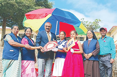 ಸೋಮವಾರಪೇಟೆ ಸಮೀಪ ಒಎಲ್‌ವಿ ಕಾನ್ವೆಂಟ್‌ನಲ್ಲಿ ಆಯೋಜಿಸಿದ್ದ ಕ್ರೀಡಾಕೂಟದಲ್ಲಿ ಚಾಂಪಿಯನ್ ತಂಡಕ್ಕೆ  ಕ್ರೀಡಾ ತರಬೇತುದಾರ ಅಂತೋಣಿ ಡಿಸೋಜ ಬಹುಮಾನ ವಿತರಿಸಿದರು. ನಿರ್ಮಲಾ, ಅಡಿಲೇಡ್ ಡಿಸೋಜ, ಆಸೆಸ್ಟ್ ಡಿಸೋಜ ಇದ್ದರು.