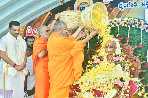 ಶೃಂಗೇರಿಯ ಆದಿಚುಂಚನಗಿರಿ ಮಠದ ಬಿಜಿಎಸ್ ಅವರಣದಲ್ಲಿ ಶ್ರೀ ನಿರ್ಮಲಾನಂದನಾಥ ಸ್ವಾಮೀಜಿ ಅವರಿಗೆ ಶ್ರೀ ಗುಣನಾಥ ಸ್ವಾಮೀಜಿಗುರುವಂದನೆ ಸಲ್ಲಿಸಿದರು. 