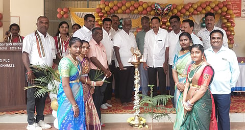 ಸೂಲಿಬೆಲೆ ಸರ್ಕಾರಿ ಪದವಿಪೂರ್ವ ಕಾಲೇಜು ವಾರ್ಷಿಕೋತ್ಸವವನ್ನು ಸಮಿತಿ ಉಪಾಧ್ಯಕ್ಷ ಬಿ.ಎನ್​.ಗೋಪಾಲಗೌಡ ಉದ್ಘಾಟಿಸಿದರು. ಸಮಿತಿ ಖಜಾಂಚಿ ವಿ.ಪ್ರಸಾದ್​, ನಗರೇನಹಳ್ಳಿ ನಾಗರಾಜಪ್ಪ, ಗ್ರಾಪಂ ಅಧ್ಯಕ್ಷ ಜನಾರ್ಧನರೆಡ್ಡಿ, ಸದಸ್ಯ ಬೆಟ್ಟಹಳ್ಳಿ ಗೋಪಿನಾಥ್​ ಇದ್ದರು.
