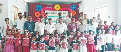  ಸುಂಟಿಕೊಪ್ಪ ಸಂತ ಅಂತೋಣಿ ಶಾಲೆಯ ವಿದ್ಯಾರ್ಥಿಗಳಿಗೆ ಶನಿವಾರ ದಾನಿಗಳ ನೆರವಿನಿಂದ ನೀಡಿರುವ ಸ್ವೆಟರ್ ಗಳನ್ನು ಮಾಜಿ ಸಚಿವ ಎಂ.ಪಿ.ಅಪ್ಪಚ್ಚು ರಂಜನ್ ವಿತರಣೆ ಮಾಡಿದರು.