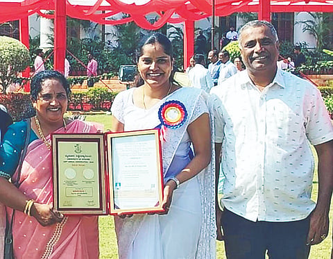 ಕಿಕ್ಕೇರಿ ಹೋಬಳಿಯ ಮಾದಾಪುರ ಗ್ರಾಮದ ಎಂ.ವೈ.ಹರ್ಷಿತಾ ಅವರು ಬಿ.ಇಡಿ ಪರೀಕ್ಷೆಯಲ್ಲಿ ಪ್ರಥಮ ರ‌್ಯಾಂಕ್ ಪಡೆದು, ತಂದೆ ಯತಿರಾಜು, ತಾಯಿ ಪುಷ್ಪಲತಾ ಅವರೊಂದಿಗೆ ಸಂಭ್ರಮ ಹಂಚಿಕೊಂಡರು. 