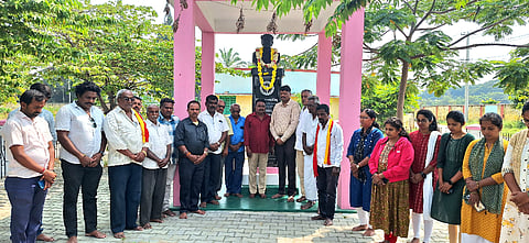 ಪಟ್ಟಣದ ಬೆಂಗಳೂರು-ಮೈಸೂರು ಹಳೆಯ ರಾಷ್ಟ್ರೀಯ ಹೆದ್ದಾರಿಯ ವೃತ್ತದಲ್ಲಿ ಮಂಗಳವಾರ ಕುವೆಂಪು ಅವರ 31ನೇ ಪುಣ್ಯಸ್ಮರಣೆ ಹಿನ್ನೆಲೆ ಅವರ ಪುತ್ಥಳಿಗೆ ಕುವೆಂಪು ಅಭಿಮಾನಿಗಳು ಮತ್ತು ಅನುಯಾಯಿಗಳೊಂದಿಗೆ ಪುಷ್ಪನಮನ ಸಲ್ಲಿಸಿದರು. ವೇಣು,  ಕುಬೇರ, ಬಸವರಾಜು, ರಾಮಕೃಷ್ಣ, ಬಸವರಾಜು ಇದ್ದರು.