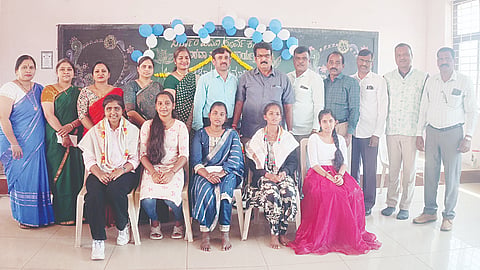 ಕೆ.ಆರ್.ಸಾಗರ ಸರ್ಕಾರಿ ಪದವಿ ಪೂರ್ವ ಕಾಲೇಜು ಅಭಿವೃದ್ಧಿ ಸಮಿತಿ ಅಧ್ಯಕ್ಷ ಎಂ.ಬಿ.ಕುಮಾರ್ 2024-25ಸಾಲಿನ  ದ್ವೀತಿಯ ಪಿಯುಸಿ ಪರೀಕ್ಷೆಯಲ್ಲಿ ಕಾಲೇಜಿನಲ್ಲಿ ಅತಿ ಹೆಚ್ಚು ಅಂಕ ಗಳಿಸಿದ ವಿದ್ಯಾರ್ಥಿಗಳನ್ನು ಸನ್ಮಾನಿಸಲಾಯಿತು. ಪ್ರಾಂಶುಪಾಲ ಚಂದ್ರು ಸೇರಿದಂತೆ ಉಪನ್ಯಾಸಕರು ಇದ್ದರು.