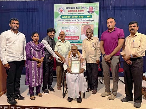 ರಾಮನಗರದ ಪಟ ಕುಣಿತ ಕಲಾವಿದ ಕಾಡಪ್ಪ ಅವರನ್ನು ಜಾನಪದ ಪರಿಷತ್‌ನ ಅಧ್ಯಕ್ಷ ಪ್ರೊ.ಹಿ.ಚಿ. ಬೋರಲಿಂಗಯ್ಯ ಅಭಿನಂದಿಸಿದರು. ಮ್ಯಾನೇಜಿಂಗ್ ಟ್ರಸ್ಟಿ ಆದಿತ್ಯಾ ನಂಜರಾಜ್ ಮುಂತಾದವರು ಇದ್ದರು.