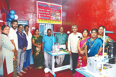  ಕೃಷ್ಣರಾಜಸಾಗರದ ಅರಳಿಕಟ್ಟೆ ಬಳಿಯ ಅಫಿಷಿಯಲ್ ಕಾಲನಿಯಲ್ಲಿ ಟೈಲರಿಂಗ್ ತರಬೇತಿ ಕೇಂದ್ರವನ್ನು ಮಮ್ತಾಜ್ ಉದ್ಘಾಟಿಸಿದರು.