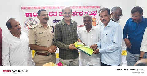 ಶಹಾಬಾದ್​ನಲ್ಲಿ ಹಮ್ಮಿಕೊಂಡಿದ್ದ ಕಾರ್ಯನಿರತ ಪತ್ರಕರ್ತರ ಸಂಘದ ತಾಲೂಕು ಘಟಕದ ಪದಾಧಿಕಾರಿಗಳ ಪದಗ್ರಹಣ ಸಮಾರಂಭದಲ್ಲಿ ಜಿಲ್ಲಾಧ್ಯಕ್ಷ ಬಾಬುರಾವ ಯಡ್ರಾಮಿ ಅವರು ತಾಲೂಕು ಅಧ್ಯಕ್ಷ ಕೆ.ರಮೇಶ ಭಟ್ಟ, ಪ್ರಧಾನ ಕಾರ್ಯದರ್ಶಿ ಲೋಹಿತ ಕಟ್ಟಿ ಅವರಿಗೆ ಪುಸ್ತಕ, ಪೆನ್​ ಹಸ್ತಾಂತರಿಸಿದರು. ಶಂಕರಗೌಡ ಪಾಟೀಲ್​, ಸುರೇಶ ಮೆಂಗನ್​, ಅಣವೀರ ಇಂಗಿನಶೆಟ್ಟಿ ಇತರರಿದ್ದರು.