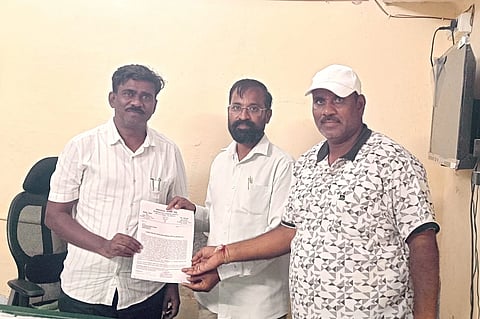  ವಾಡಿಗೆ ಅಗತ್ಯ ಸೌಲಭ್ಯ ಕಲ್ಪಿಸಬೇಕು, ಸ್ವಚ್ಛತೆಗೆ ಆದ್ಯತೆ ನೀಡಬೇಕು ಎಂದು ಆಗ್ರಹಿಸಿ ಬಿಜೆಪಿಯಿಂದ ಪುರಸಭೆ  ಮುಖ್ಯಾಧಿಕಾರಿ ಮನೋಜಕುಮಾರ ಗುರಿಕಾರಗೆ ಮನವಿ ಸಲ್ಲಿಸಲಾಯಿತು. ವೀರಣ್ಣ ಯಾರಿ, ಕಿಶನ್​ ಜಾಧವ್​ ಇದ್ದರು. 