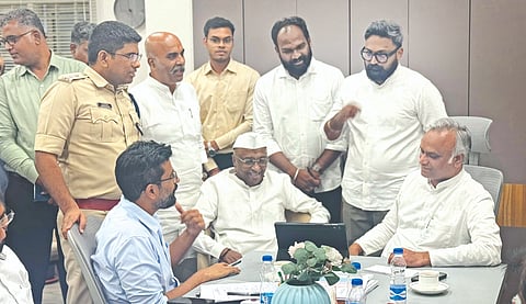  ದೇವಲಗಾಣಗಾಪುರ ದತ್ತಾತ್ರೇಯ ದೇವಸ್ಥಾನ ಅಭಿವೃದ್ಧಿ ಕುರಿತು ಸೋಮವಾರ ಕಲಬುರಗಿ ಡಿಸಿ ಕಚೇರಿಯಲ್ಲಿ ಉಸ್ತುವಾರಿ ಸಚಿವ ಪ್ರಿಯಾಂಕ್​ ರ್ಖಗೆ ಅದ್ಯಕ್ಷತೆಯಲ್ಲಿ ಸಭೆ ನಡೆಯಿತು. ಶಾಸಕ ಎಂ.ವೈ.ಪಾಟೀಲ್​, ಕೆಕೆಆರ್​ಟಿಸಿ ಅಧ್ಯಕ್ಷ ಅರುಣಕುಮಾರ ಪಾಟೀಲ್​, ಡಿಸಿ ಇಕ್ರಮ್​ ಶರ್​ೀ, ಎಡಿಸಿ ರಾಯಪ್ಪ ಹುಣುಸಗಿ ಇದ್ದರು.