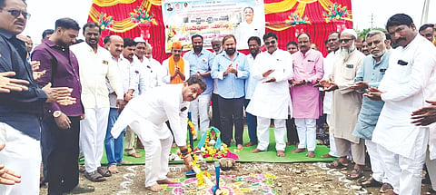 ಆಲಮೇಲ ಪಟ್ಟಣದಲ್ಲಿ ಡಾ. ಎಪಿಜೆ ಅಬ್ದುಲ್ ಕಲಾಂ ಶಾಲೆ, ಮದರಸಾ ಧಾರ್ಮಿಕ ಹಾಗೂ ಅನೌಪಚಾರಿಕ ಶಿಕ್ಷಣ ಒದಗಿಸಲು ಕಟ್ಟಡ ಕಾಮಗಾರಿಗೆ ಶಾಸಕ ಅಶೋಕ ಮನಗೂಳಿ ಭೂಮಿ ಪೂಜೆ ನೆರವೇರಿಸಿದರು. ಅಲಿ ಮೌಲಾನಾ ಮೋಮಿನ, ಹಮೀದ ಸಾಲೋಟಗಿ ಡಾ. ಮೊಹ್ಮದ ಇಮ್ರಾನ್ ಸಾಲೋಟಗಿ ಮತ್ತಿತರರಿದ್ದರು.