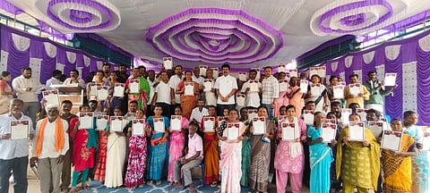 ಆನೇಕಲ್​ನ ಶ್ರೀರಾಮ ಕುಟೀರದಲ್ಲಿ ಆಯೋಜಿಸಿದ್ದ ಕಾರ್ಯಕ್ರಮದಲ್ಲಿ ಹಕ್ಕುಪತ್ರ ಪಡೆದ ಫಲಾನುಭವಿಗಳೊಂದಿಗೆ ಶಾಸಕ ಬಿ.ಶಿವಣ್ಣ, ತಹಸೀಲ್ದಾರ್​ ಶಶಿಧರ್​ ಮಾಡ್ಯಾಳ್​, ತಾಪಂ ಇಒ ಬೈರಪ್ಪ, ಎಡಿಎಲ್​ಆರ್​ ಮದನ್​, ಆರ್​ಐ ನಾಗೇಂದ್ರ ಇತರರು ಇದ್ದರು.