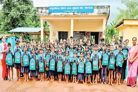 ಆನಂದಪುರ ಸಮೀಪದ ಗಿಳಾಲಗುಂಡಿ ಸರ್ಕಾರಿ ಪ್ರಾಥಮಿಕ ಶಾಲಾ ವಿದ್ಯಾರ್ಥಿಗಳಿಗೆ ನೋಟ್‌ಬುಕ್ ವಿತರಿಸಲಾಯಿತು. ಡಿ.ಪ್ರಮೀಳಾ, ಟಿ.ಎಸ್.ಸತ್ಯನಾರಾಯಣ, ಶೀಲಾ, ಪವಿತ್ರಾ ಇತರರಿದ್ದರು.