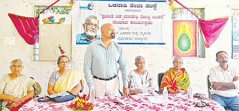 ಒಡನಾಡಿ ಸೇವಾ ಸಂಸ್ಥೆ ಆವರಣದಲ್ಲಿ ಆಯೋಜಿಸಿದ್ದ ‘ಪ್ರಚಲಿತ ವಿದ್ಯಮಾನದಲ್ಲಿ ತೇಜಸ್ವಿ ಚಿಂತನೆ’ ವಿಷಯ ಕುರಿತ ಸಂವಾದದಲ್ಲಿ  ಸಬಿಹಾ ಭೂಮಿಗೌಡ , ಸ್ಟ್ಯಾನ್ಲಿ , ಪರಶುರಾಮ,  ಲತಾ ಕೆ.ಬಿದ್ದಪ್ಪ ಇತರರು ಇದ್ದರು.