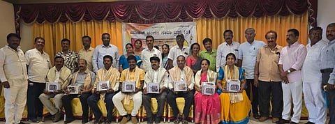 ಆನೇಕಲ್​ ಚಂದನ ಸೇವಾ ಟ್ರಸ್ಟ್​ನಿಂದ ಶಿಕ್ಷಕರ ಸಂದ ಚುನಾಯಿತ ಪ್ರತಿನಿಧಿಗಳು ಹಾಗೂ ಶಿಕ್ಷಕರನ್ನು ಸನ್ಮಾನಿಸಲಾಯಿತು.