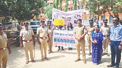 ಬಂಗಾರಪೇಟೆ Awareness ತಾಲೂಕಿನ ಎಸ್​ಡಿಸಿ ಕಾಲೇಜಿನಲ್ಲಿ ಆಯೋಜಿಸಿದ್ದ ಮಾದಕ ದ್ರವ್ಯಗಳ ಕುರಿತು ಜಾಗೃತಿ ಕಾರ್ಯಕ್ರಮದಲ್ಲಿ ಪೊಲೀಸ್​ ಇನ್​ಸ್ಪೆಕ್ಟರ್​ ರವಿಕುಮಾರ್​, ಸಬ್​ ಇನ್​ಸ್ಪೆಕ್ಟರ್​ ರಾಜಣ್ಣ, ಎಎಸ್​ಐ ಶ್ರೀನಿವಾಸ್​, ಸುಬ್ರಮಣಿ ಇದ್ದರು.