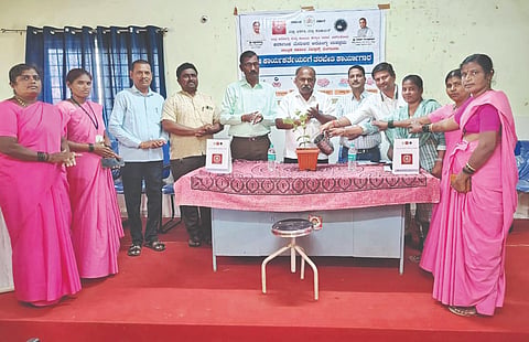  ಬಾದಾಮಿ ಪಟ್ಟಣದ ತಾಲೂಕು ಆರೋಗ್ಯಾಧಿಕಾರಿಗಳ  ಕಚೇರಿಯ ಸಭಾಭವನದಲ್ಲಿ ಕರ್ನಾಟಕ ಮಿದುಳು ಆರೋಗ್ಯ ಉಪಕ್ರಮದ ಕುರಿತು ತಾಲೂಕು ಮಟ್ಟದಲ್ಲಿ ಎಲ್ಲಾ ಆಶಾ ಕಾರ್ಯಕರ್ತೆಯರಿಗೆ ತರಬೇತಿ ಕಾರ್ಯಾಗಾರವನ್ನು ಡಾ.ಎಂ.ಬಿ.ಪಾಟೀಲ ಉದ್ಘಾಟಿಸಿದರು.  ಬಸವರಾಜ ಹೂಗಾರ,  ಪಿ.ಎಚ್. ಮಹಾಲಿಂಗಪುರ ಇತರರಿದ್ದರು.