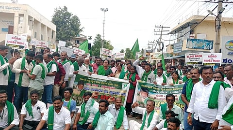 ಬಿಡದಿ ಬೈರಮಂಗಲ ಗ್ರಾಮದಲ್ಲಿ ಸಮಗ್ರ ಉಪನಗರ ಯೋಜನೆ ಕೈ ಬಿಡುವಂತೆ ಒತ್ತಾಯಿಸಿ ರೈತರು ಪ್ರತಿಭಟನೆ ನಡೆಸಿದರು. ಹೋರಾಟಗಾರ್ತಿ ಚುಕ್ಕಿ ನಂಜುಂಡಸ್ವಾಮಿ, ರೈತ ಹೋರಾಟಗಾರರಾದ ಕೆ.ಟಿ.ಗಂಗಾಧರ್​, ಅನೂಸಯಮ್ಮ, ಯಶವಂತ್​, ಸುಭಾಷ್​ ಶಿರಬೂರು, ಮಂಜು ಕಿರಣ್​, ಹೋರಾಟ ಸಮಿತಿಯ ರಾಮಣ್ಣ, ಮಂಡಲಹಳ್ಳಿ ನಾಗರಾಜು, ಪ್ರಕಾಶ್​, ಅಶ್ವತ್ಥ್​ ಇದ್ದರು.