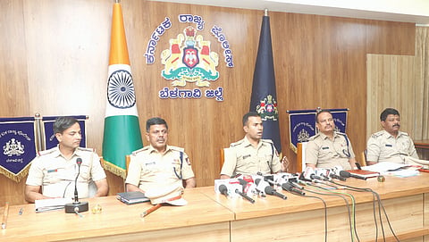 ಬೆಳಗಾವಿಯಲ್ಲಿ ಬುಧವಾರ ಸುದ್ದಿಗೋಷ್ಠಿಯಲ್ಲಿ ಎಸ್ಪಿ ಕೆ.ರಾಮರಾಜನ್​ ಮಾಹಿತಿ ನೀಡಿದರು. ಹೆಚ್ಚುವರಿ ಎಸ್ಪಿ ಆರ್​.ಬಿ.ಬಸರಗಿ, ಡಿವೈಎಸ್ಪಿ ರವಿ ಡಿ. ನಾಯಕ, ಪಿಐ ಜಾವೇದ್​ ಮುಶಾಪುರೆ, ಪಿಐ ಮಹಾಂತೇಶ ಬಸಾಪುರ ಇತರರಿದ್ದರು.