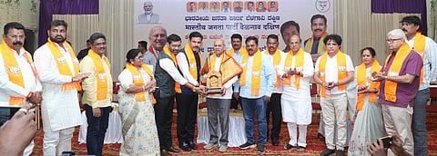 ಬೆಳಗಾವಿ ನಗರದಲ್ಲಿ ಬುಧವಾರ ಕೇಂದ್ರ ಬಜೆಟ್ ಕುರಿತು ಮಹಿಳಾ ಸಂವಾದ ಕಾರ್ಯಕ್ರಮದಲ್ಲಿ ಪದ್ಮಶ್ರೀ ಪ್ರಶಸ್ತಿ ಪುರಸ್ಕೃತ ಡಾ.ಪ್ರಭಾಕರ ಕೋರೆ ಅವರನ್ನು ಬಿಜೆಪಿ ರಾಜ್ಯಾಧ್ಯಕ್ಷ ಬಿ.ವೈ.ವಿಜಯೇಂದ್ರ ಗೌರವಿಸಿದರು. ಅಭಯ ಪಾಟೀಲ, ಮಹಾಂತೇಶ ಕವಟಗಿಮಠ, ಕೇಶವಾದಿ ಉಪಾಧ್ಯಾಯ ಇತರರಿದ್ದರು. 