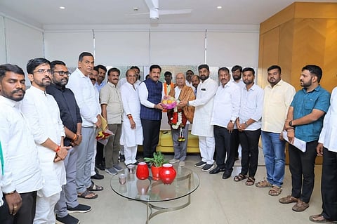 ಬೆಳಗಾವಿ ನಗರದ ಕೆಎಲ್‌ಇ ಸಂಸ್ಥೆ ಪ್ರಧಾನ ಕಚೇರಿಯಲ್ಲಿ ಬುಧವಾರ ಪದ್ಮಶ್ರೀ ಪುರಸ್ಕೃತ ಡಾ.ಪ್ರಭಾಕರ ಕೋರೆ ಅವರನ್ನು ಬಿ.ವೈ.ವಿಜಯೇಂದ್ರ ಸತ್ಕರಿಸಿದರು. ಮಹಾಂತೇಶ ಕವಟಗಿಮಠ, ಡಾ.ವಿಶ್ವನಾಥ ಪಾಟೀಲ, ಸುಭಾಷ ಪಾಟೀಲ, ವಿರೂಪಾಕ್ಷ ಮಾಮನಿ, ಅರವಿಂದ ಪಾಟೀಲ,  ಡಾ.ರವಿ ಪಾಟೀಲ ಇತರರಿದ್ದರು.