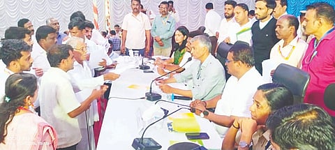 ಚನ್ನರಾಯಪಟ್ಟಣದಲ್ಲಿ ಆಯೋಜಿಸಿದ್ದ ಜನಸ್ಪಂದನಾ ಹಾಗೂ ಸಾರ್ವಜನಿಕ ಕುಂದುಕೊರತೆ ಸಭೆಯಲ್ಲಿ ಸಾರ್ವಜನಿಕರಿಂದ ಸಮಸ್ಯೆ ಆಲಿಸುತ್ತಿರುವ ಸಚಿವ ಕೃಷ್ಣ ಬೈರೇಗೌಡ ಹಾಗೂ ಅಧಿಕಾರಿಗಳು.