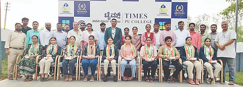 ಚನ್ನರಾಯಪಟ್ಟಣದಲ್ಲಿನ ಟೈಮ್ಸ್ ಪಿಯು ಕಾಲೇಜಿನ 20245-26ನೇ ಸಾಲಿನ ಪಿಯು ಪರೀಕ್ಷೆಯಲ್ಲಿ ಉತ್ತಮ ಅಂಕಗಳಿಸಿ ಕಾಲೇಜಿಗೆ ಕೀರ್ತಿ ತಂದ ಮಕ್ಕಳನ್ನು ಸಂಸ್ಥೆಯಿಂದ ಅಭಿನಂದಿಸಲಾಯಿತು. ಬಿ.ಕೆ.ಗಂಗಾಧರ್, ಎ.ಸಿ.ಸುನೀಲ್, ಎಚ್.ಎಂ.ಶ್ರೀಕಂಠ, ಕೆ.ವಿ. ಸಂಜಯ್ ಇದ್ದರು.