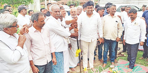 ಚನ್ನರಾಯಪಟ್ಟಣ ತಾಲ್ಲೂಕು ದಂಡಿನಗಹಳ್ಳಿ ಹೋಬಳಿಯ ವಿವಿಧ ಗ್ರಾಮಗಳಿಗೆ 2.5 ಕೋಟಿ ರೂ. ವೆಚ್ಚದಲ್ಲಿ ಕಾಮಗಾರಿಗೆ ಎಂಎಲ್‌ಸಿ ಡಾ.ಸೂರಜ್ ರೇವಣ್ಣ ಭೂಮಿ ಪೂಜೆ ನೆರವೇರಿಸಿದರು.ಆನೇಕೆರೆ ಬಾಲಚಂದ್ರ, ಹೊನ್ನಶೆಟ್ಟಿಹಳ್ಳಿ ನಾಗರಾಜು,ಕೆ.ಜೆ.ಸುರೇಶ್ ಇತರರಿದ್ದರು. 