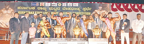 ದಾಂಡೇಲಿಯ ಹಳೆ ನಗರಸಭೆ ಮೈದಾನದಲ್ಲಿ ಏರ್ಪಡಿಸಿದ್ದ ದಾಂಡೇಲಿ ಸೀಸನ್-2 ದೇಹದಾರ್ಢ್ಯ ಸ್ಪರ್ಧೆ ವಿಜೇತ ಸ್ಪರ್ಧಿಗಳಿಗೆ ಬಹುಮಾನ ವಿತರಿಸಲಾಯಿತು.