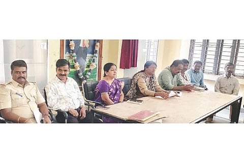 ದೇವದುರ್ಗದಲ್ಲಿ  ತಹಸೀಲ್ದಾರ್ ನಾಗಮ್ಮ ಕಟ್ಟಿಮನಿ ಅಧ್ಯಕ್ಷತೆಯಲ್ಲಿ ಸ್ವಾತಂತ್ರ್ಯ ದಿನಾಚರಣೆ ಪೂರ್ವಭಾವಿ ಸಭೆ ನಡಯಿತು. ತಾಪಂ ಇಒ ಕೆ.ರಾಜೇಂದ್ರ ಕುಮಾರ್, ಬಿಇಒ ರಾಧಾದೇವಿ, ಟಿಎಚ್‌ಒ ಡಾ.ಬನದೇಶ್ವರ, ಪುರಸಭೆ ಮುಖ್ಯಾಧಿಕಾರಿ ಕೆ.ಹಂಪಯ್ಯ, ಶಿರಸ್ತೇದಾರ್ ಭೀಮರಾಯ ಮೇಟಿ ಇತರರಿದ್ದರು.