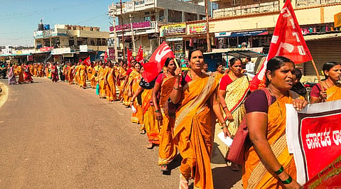  ದೇವದುರ್ಗದಲ್ಲಿ ಅಂಗನವಾಡಿ ನೌಕರರ ಸಂಘದಿಂದ ಗುರುವಾರ ಪ್ರತಿಭಟನಾ ರ‌್ಯಾಲಿ ನಡೆಸಲಾಯಿತು. 