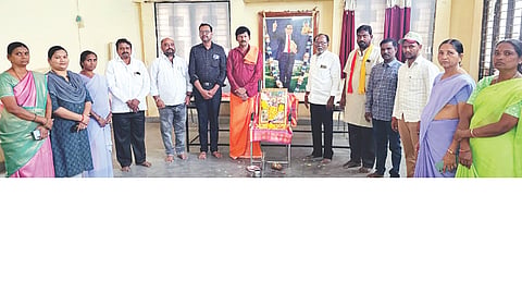 ದೇವದುರ್ಗದ ಮಿನಿವಿಧಾನಸೌಧದಲ್ಲಿ ಕಾಯಕ ಶರಣರ ಜಯಂತಿ ಆಚರಿಸಲಾಯಿತು. ಕಸಾಪ ತಾಲೂಕು ಅಧ್ಯಕ್ಷ ಎಚ್.ಶಿವರಾಜ, ಪುರಸಭೆ ಮಾಜಿ ಸದಸ್ಯ ಮಾನಪ್ಪ ಮೇಸ್ತ್ರಿ, ಸಿಬ್ಬಂದಿ ಪ್ರವೀಣ್‌ಕುಮಾರ್, ಶಾಂತಮಲ್ಲಯ್ಯ ತಾತ, ಗಂಗಮ್ಮ, ಜ್ಯೋತಿ, ಪಾರ್ವತಿ ಭಾಯಿ, ಮರಿಸ್ವಾಮಿ ಮುಕ್ತುಮ್ ಇತರರಿದ್ದರು.