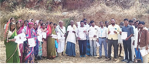 ದೇವದುರ್ಗ ತಾಲೂಕಿನ ಚಿಂಚೋಡಿ ಗ್ರಾಪಂನಲ್ಲಿ ರೋಜ್‌ಗಾರ್ ದಿನ ಆಚರಿಸಲಾಯಿತು. ನರೇಗಾ ಇಐಸಿ ಸಂಯೋಜಕ ಅಮರೇಶ, ಬಿಎಫ್‌ಟಿ ಮಲ್ಲಿಕಾರ್ಜುನ, ತಾಯಪ್ಪ, ಕೂಲಿಕಾರರಾದ ಬಸವರಾಜ, ನಾಗಪ್ಪ, ಈರಮ್ಮ, ತಾಯಮ್ಮ, ನಾಗಮ್ಮ ಇತರರಿದ್ದರು.