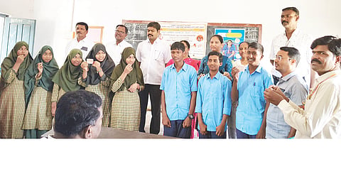 ದೇವದುರ್ಗದ ಕರ್ನಾಟಕ ಪಬ್ಲಿಕ್ ಶಾಲೆಯಲ್ಲಿ ವಿದ್ಯಾರ್ಥಿಗಳಿಗೆ ಜಂತುಹುಳು ನಿವಾರಣೆಗೆ ಮಾತ್ರೆ ವಿತರಿಸಲಾಯಿತು. ಟಿಎಚ್‌ಒ ಡಾ.ಬನದೇಶ್ವರ, ವೈದ್ಯಾಧಿಕಾರಿ ಡಾ.ನಿರ್ಮಲಾದೇವಿ, ಮುಖ್ಯಶಿಕ್ಷಕ ನಾಗರಾಜ ಪಾಟೀಲ್, ಶಿಕ್ಷಕರಾದ ತಿರುಪತಿ ಸೂಗೂರು, ಡಾ.ತ್ಯಾಗರಾಜ್, ಆರೋಗ್ಯ ಇಲಾಖೆ ನೌಕರರಾದ ಶಿವಪ್ಪ, ಗೀತಮ್ಮ, ಚನ್ನಬಸಯ್ಯ ಹಿರೇಮಠ ಇತರಿರದ್ದರು.