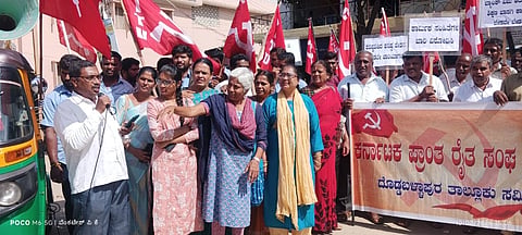 ಕೇಂದ್ರದ ಕಾರ್ಮಿಕ ವಿರೋಧಿ ನೀತಿಗಳನ್ನು ವಿರೋಧಿಸಿ ದೊಡ್ಡಬಳ್ಳಾಪುರದ ತಾಲೂಕು ಕಚೇರಿ ವೃತ್ತದಲ್ಲಿ ಎಸ್​ಕೆಎಂ ಮತ್ತು ಜೆಸಿಟಿಯು ವತಿಯಿಂದ ಪ್ರತಿಭಟನೆ ಮಾಡಲಾಯಿತು. ಸಿಪಿಐಎಂ ರಾಜ್ಯ ಕಾರ್ಯದರ್ಶಿ ಪ್ರಭಾ ಬೆಳವಂಗಲ, ಜಿಲ್ಲಾ ಪ್ರಧಾನ ಕಾರ್ಯದರ್ಶಿ ನರಸಿಂಹಮೂರ್ತಿ, ತಾಲೂಕು ಪ್ರಧಾನ ಕಾರ್ಯದರ್ಶಿ ರುದ್ರಾರಾಧ್ಯ, ದೊಡ್ಡಬೆಳವಂಗಲ ಭೂಸ್ವಾಧಿನ ವಿರೋಧಿ ಹೋರಾಟ ಸಮಿತಿಯ ಶಶಿಧರ್​, ದೇವನಹಳ್ಳಿ ರೈತ ಮುಖಂಡರಾದ ಕಾರಹಳ್ಳಿ ಶ್ರೀನಿವಾಸ್​, ಮಾರೇಗೌಡ, ಹೊಸಕೋಟೆ ವೆಂಕಟರಾಜು, ದಲಿತ ಮುಖಂಡ ಗೂಳ್ಯ ಹನುಮಣ್ಣ ಇತರರು ಇದ್ದರು.