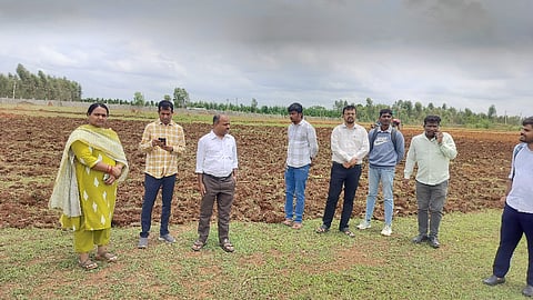 ದೊಡ್ಡಬಳ್ಳಾಪುರ ಮೆಣಸಿ ಗ್ರಾಮದಲ್ಲಿ ಮೇವು ಅಭಿವೃದ್ಧಿ ಯೋಜನೆಯನ್ನು ಅಧಿಕಾರಿಗಳು ಪರಿಶೀಲಿಸಿದರು. ತಾಪಂ ಇಒ ಮಂಜುನಾಥ ಹರ್ತಿ, ಸಹಾಯಕ ನಿರ್ದೇಶಕ ಶಿವಪ್ಪ, ಕೆಸ್ತೂರು ಗ್ರಾಪಂ ಪಿಡಿಒ ಸುನೀತಾ ಹಾಗೂ ತಾಂತ್ರಿಕ ಸಿಬ್ಬಂದಿ ಇದ್ದರು.