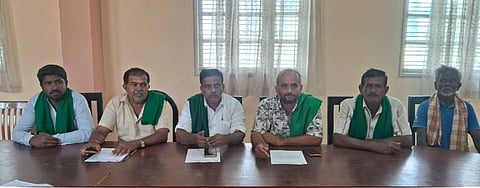 ದೊಡ್ಡಬಳ್ಳಾಪುರದ ಪ್ರವಾಸಿ ಮಂದಿರದಲ್ಲಿ ಅರ್ಕಾವತಿ ನದಿ ಪಾತ್ರ ಸಂರಕ್ಷಣೆ ಹೋರಾಟ ಸಮಿತಿ ಸದಸ್ಯರು ಸುದ್ದಿಗೋಷ್ಠಿಯಲ್ಲಿ ಮಾತನಾಡಿದರು.  ಸಮಿತಿ ಮುಖಂಡರಾದ ಕಾಳೇಗೌಡ, ಸತೀಶ್​, ವಸಂತ್​, ಅಂಜನ್​ ಮೂರ್ತಿ, ರಾಮಕೃಷ್ಣ, ಅಂಜಿನಪ್ಪ ಸೇರಿದಂತೆ ಹಲವು ರೈತ ಮುಖಂಡರು ಇದ್ದರು.